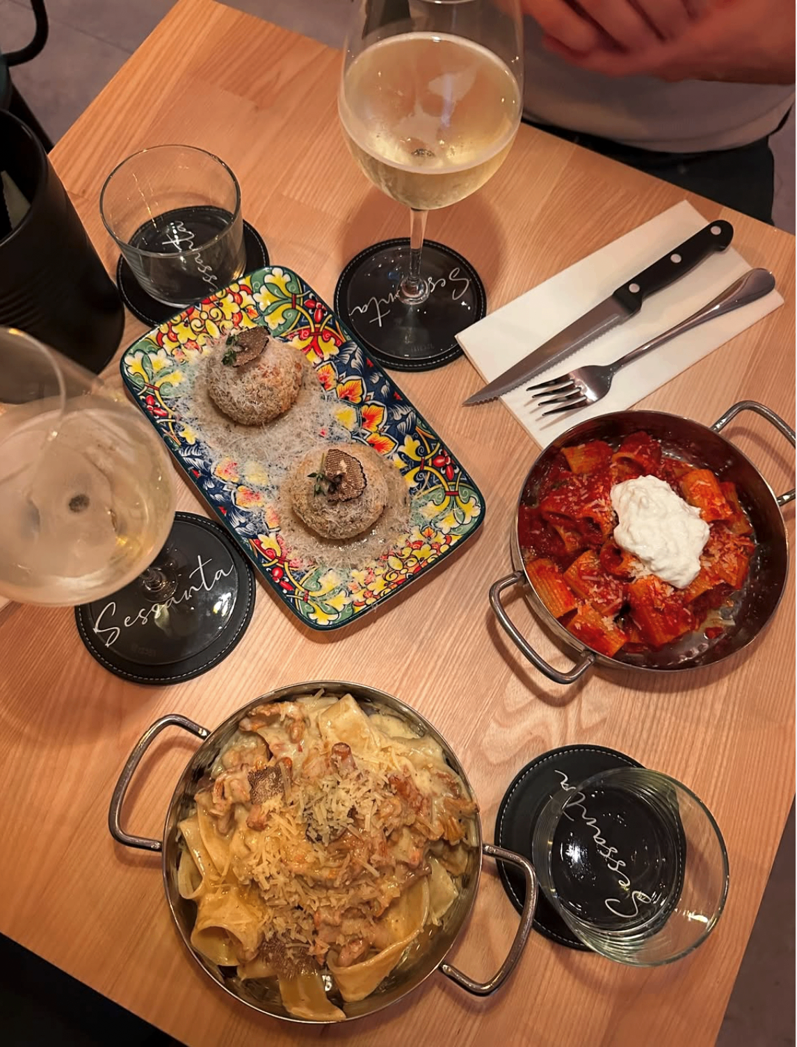 Dukat bord med pasta och vin på Sessanta